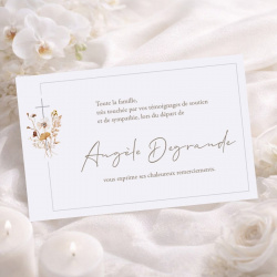 Carte de remerciement après décès présentée sur un fond fleuri blanc