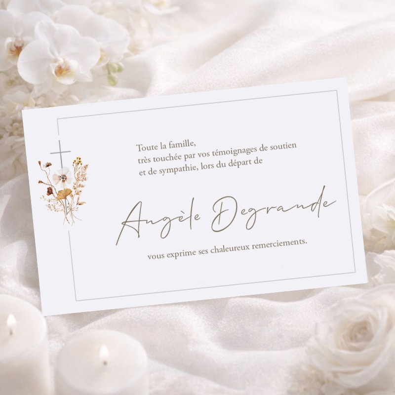 Carte de remerciement après décès présentée sur un fond fleuri blanc