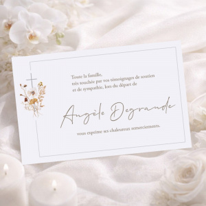 Carte de remerciement après décès présentée sur un fond fleuri blanc