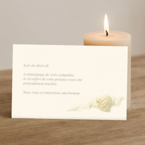 Carte de remerciement deuil illustrée d'un cœur formé de pétales de fleurs blanches