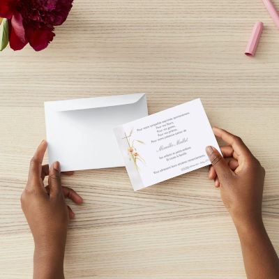 Carte remerciement décès croix catholique et fleurs. Carte blanche avec son enveloppe