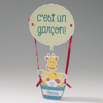 Faire-part de naissance très original en forme de montgolfière. Une girafe siège dans la nacelle