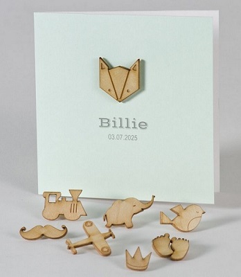 Faire-part de naissance ou baptême vert pâle avec décoration en bois en promotion