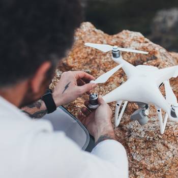 Préparation d'un drone pour un show de mariage