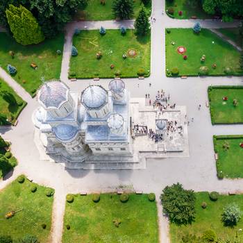 Vue aérienne d'un chateau prise par un drone lors d'une réception de mariage